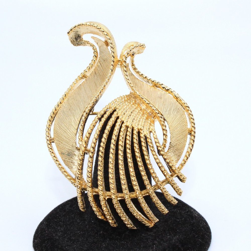 Vintage Mid-Century Gold Lisner Brooch Pin